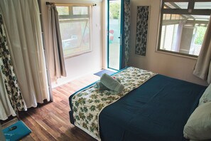 Traditionelt dobbeltværelse - eget badeværelse - udsigt til have (Tipanier) | Senge med madrasser af memory foam, individuelt design