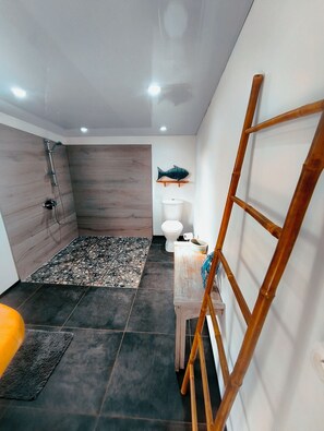 Dobbeltrom – comfort, eget bad, hageutsikt (Apetahi) | Bad | Dusj, toalettartikler (inkludert), hårføner og badekåper
