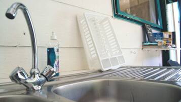 Doppia Comfort, bagno in camera, vista giardino (Apetahi) | Cucina privata | Frigorifero, microonde, macchina per tè/caffè