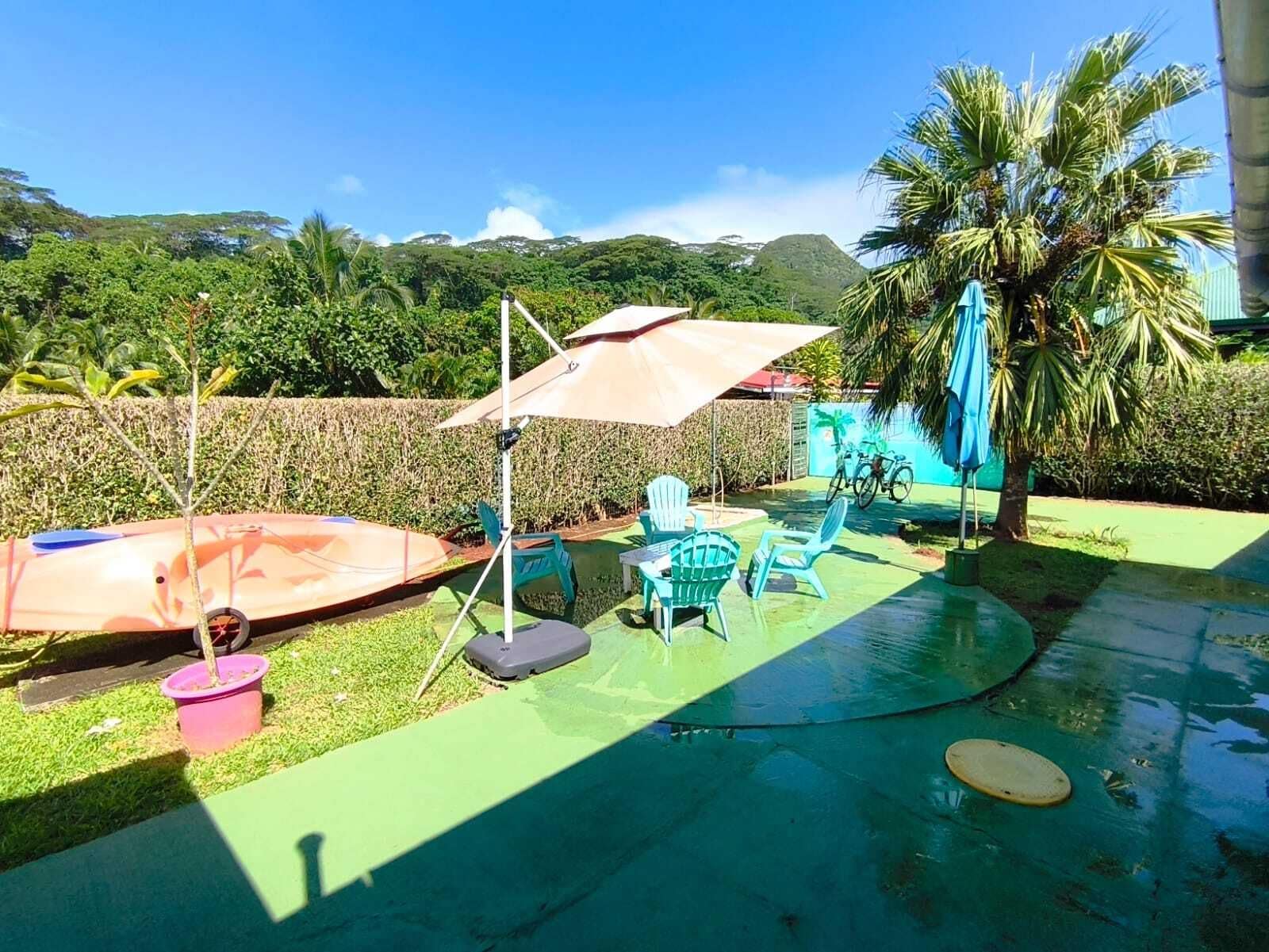 Un espace extérieur doté d’une piscine, de chaises et de parasols.