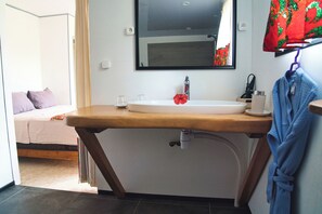 Dobbeltrom – comfort, eget bad, hageutsikt (Apetahi) | Bad | Dusj, toalettartikler (inkludert), hårføner og badekåper