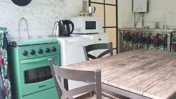 Comfort Double Room, Ensuite, Garden View (Apetahi) | Private kitchen | Fridge, microwave, coffee/tea maker, cookware/dishes/utensils