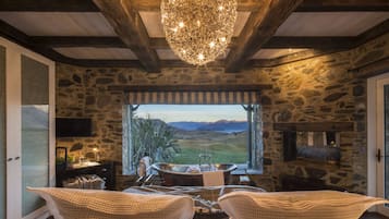 Suíte premier, 1 cama King, banheira, vista para o lago | Roupas de cama de algodão egípcio, roupas de cama premium