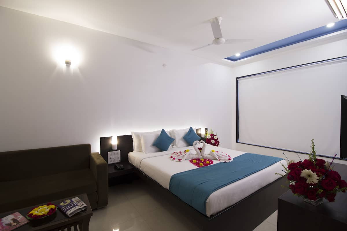 Executive Double Room, 1 Bedroom, City View, Executive Level | Living area | LED TV, fireplace