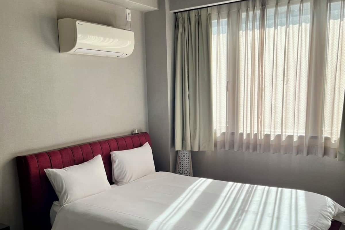 In-room safe, blackout curtains, free WiFi, bed sheets