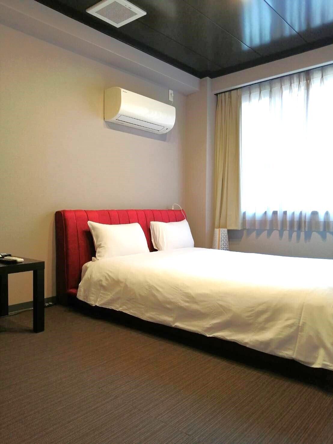 Kamar Double Comfort, 1 Tempat Tidur Double | Brankas, tirai kedap cahaya, tempat tidur bayi gratis, dan Wi-Fi gratis