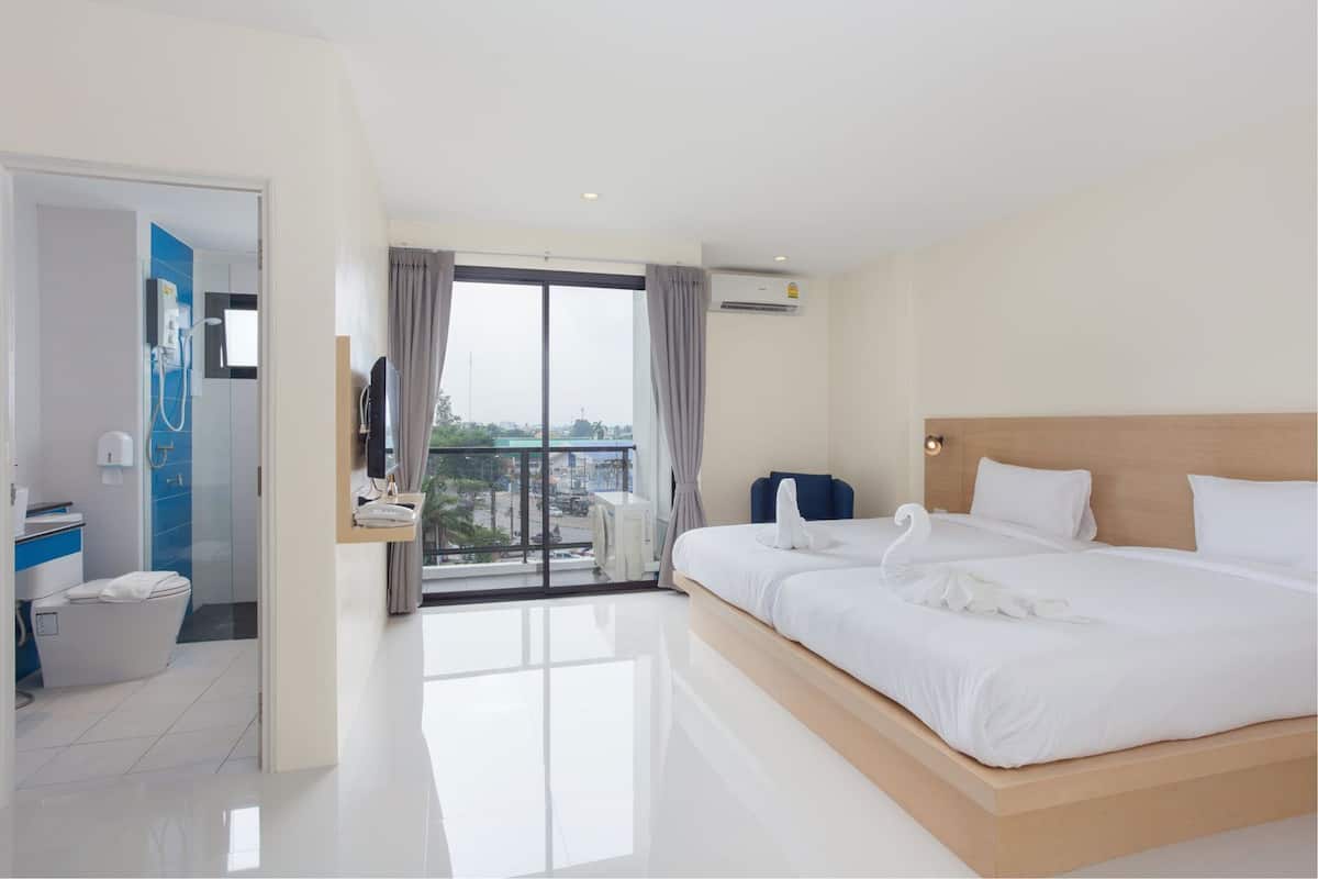 Minibar, blackout drapes, free WiFi, bed sheets