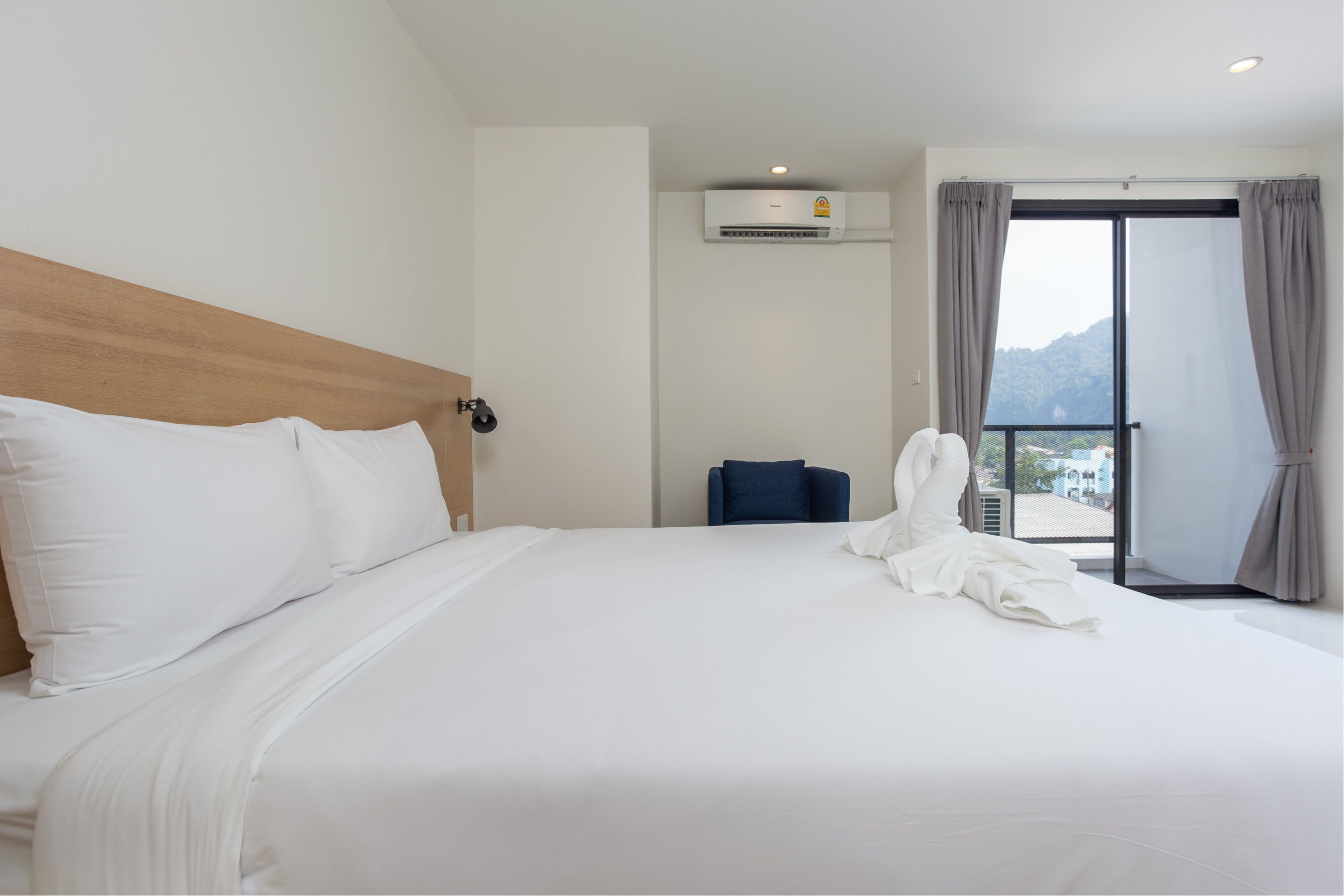 Minibar, blackout drapes, free WiFi, bed sheets