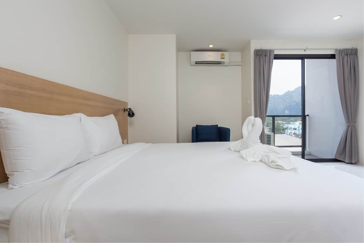 Minibar, blackout drapes, free WiFi, bed sheets
