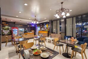 Petit déjeuner, déjeuner et dîner servis sur place, plats Cuisine thaï 