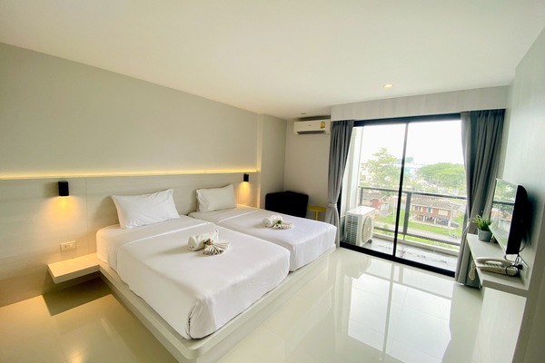 Standard Twin Room | Minibar, blackout drapes, WiFi (free), bed sheets