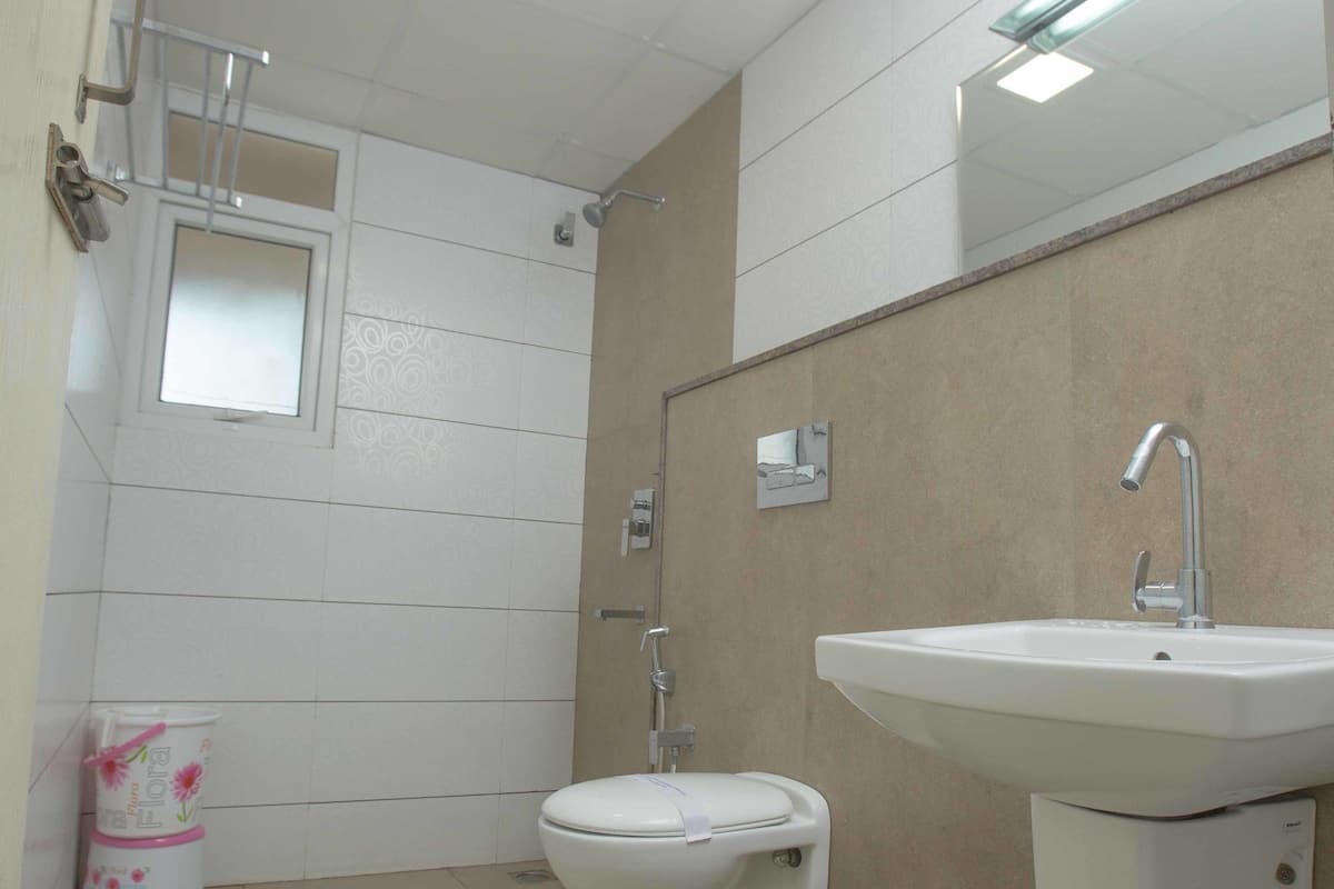 Executive Double Room, 1 King Bed, Balcony | Bathroom shower