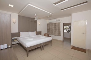 Executive Double Room, 1 King Bed, Balcony | Egyptian cotton sheets, premium bedding, memory foam beds - Hotel Sownthariyam (Palani)