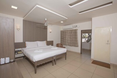 Hotel Sownthariyam