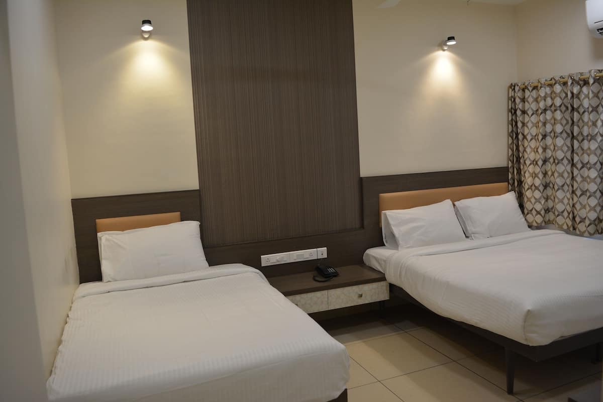 Executive driepersoonskamer, meerdere bedden | Lakens van Egyptisch katoen, luxe beddengoed