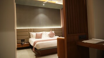 Habitación clásica | Ropa de cama de alta calidad, caja fuerte, escritorio y cortinas opacas