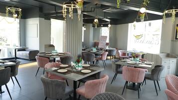 2 restaurants, international cuisine