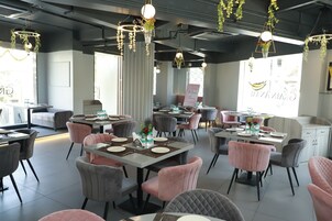 2 间餐厅，国际美食