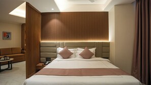 Premium bedding, in-room safe, desk, blackout curtains - Jivanta Hotel (Rahata)