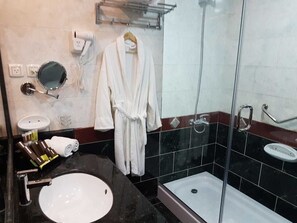 Kostenlose Toilettenartikel, Haartrockner, Bademäntel, Hausschuhe