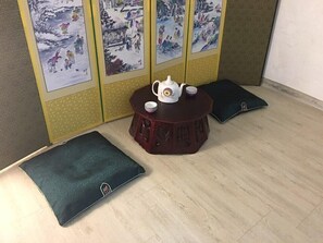 Han-sil Room #2 with shower room- Bathroom Separate | Yksilöllisesti kalustettu, lisävuoteet, ilmainen Wi-Fi