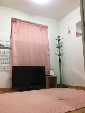 Double Room #3 with shower room- Bathroom Separate | Individually furnished, rollaway beds, free WiFi - MK guest house - Hostel (Seoul)