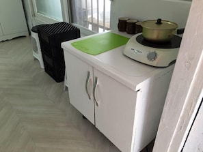 Studio | Private kitchen | Fridge, microwave - MK guest house - Hostel (Seoul)