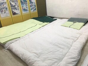 Han-sil Room #2 with shower room- Bathroom Separate | Trang bị nội thất với thiết kế riêng biệt 