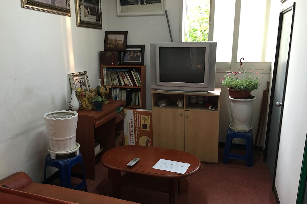 Basic Futon Room #4 (Men Only) | Individuell eingerichtet, Zustellbetten, kostenloses WLAN