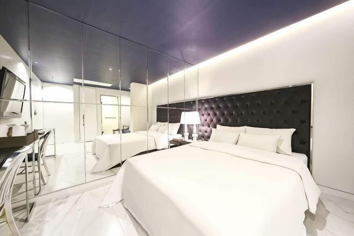 Premium bedding, soundproofing, free WiFi