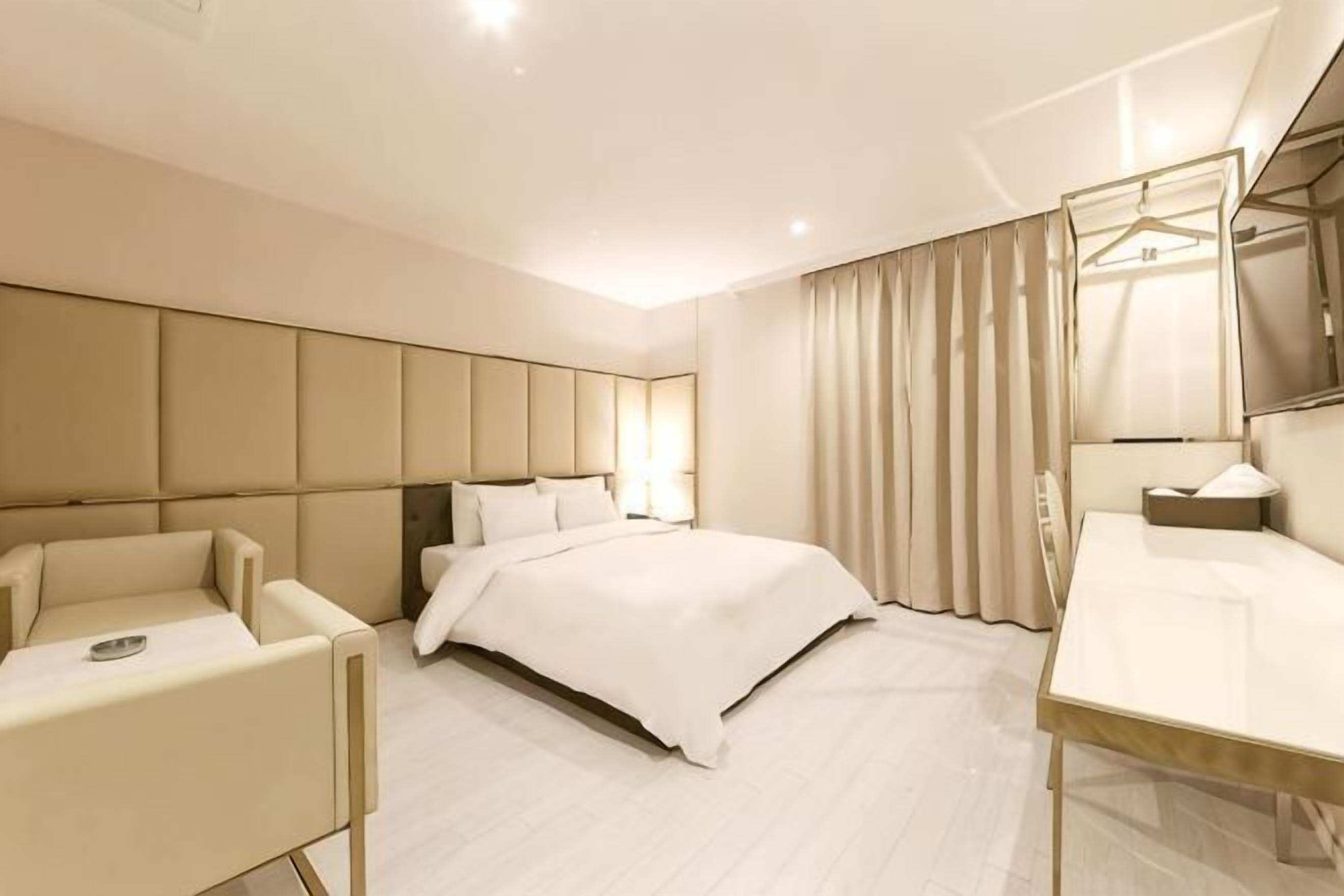 Premium bedding, soundproofing, free WiFi