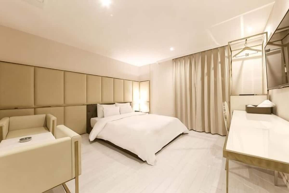 Premium bedding, soundproofing, free WiFi