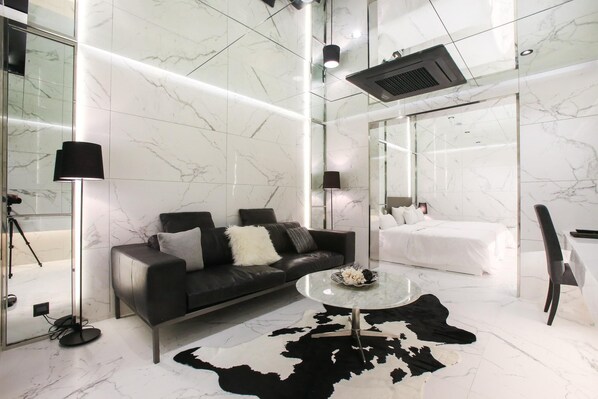 Premier Stüdyo Süit | Oturma alanı | Kablolu TV kanalları bulunan 43 inç düz ekran televizyon, televizyon