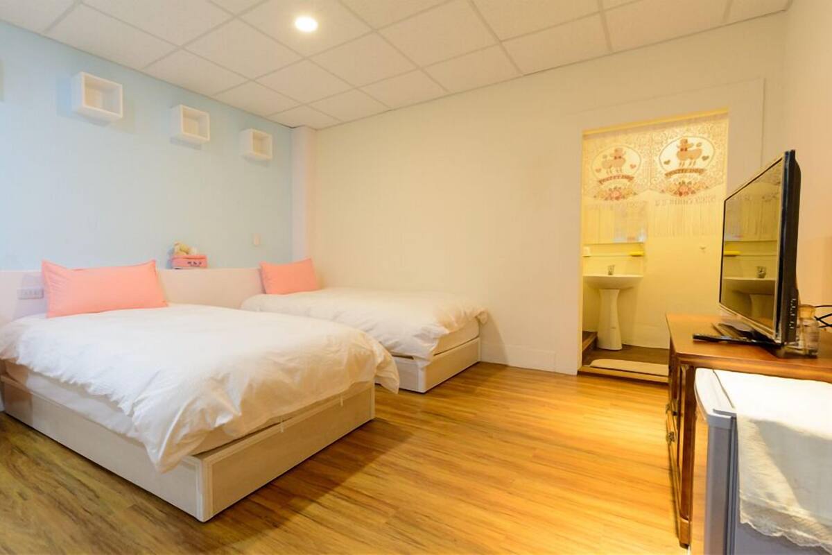 Premium bedding, desk, blackout curtains