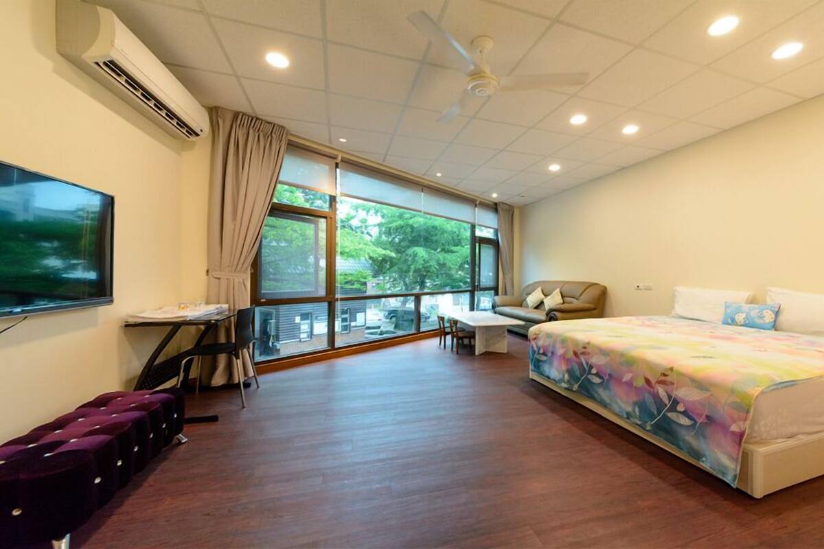 Premium bedding, desk, blackout curtains