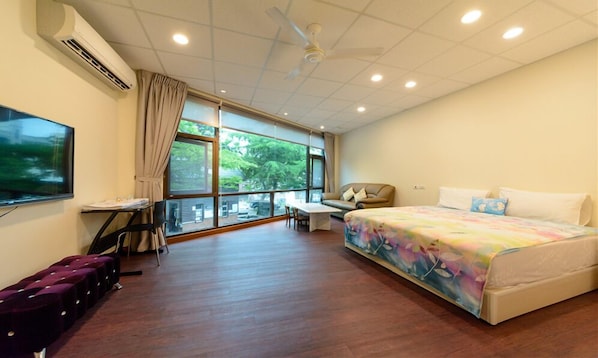 Premium bedding, desk, blackout curtains