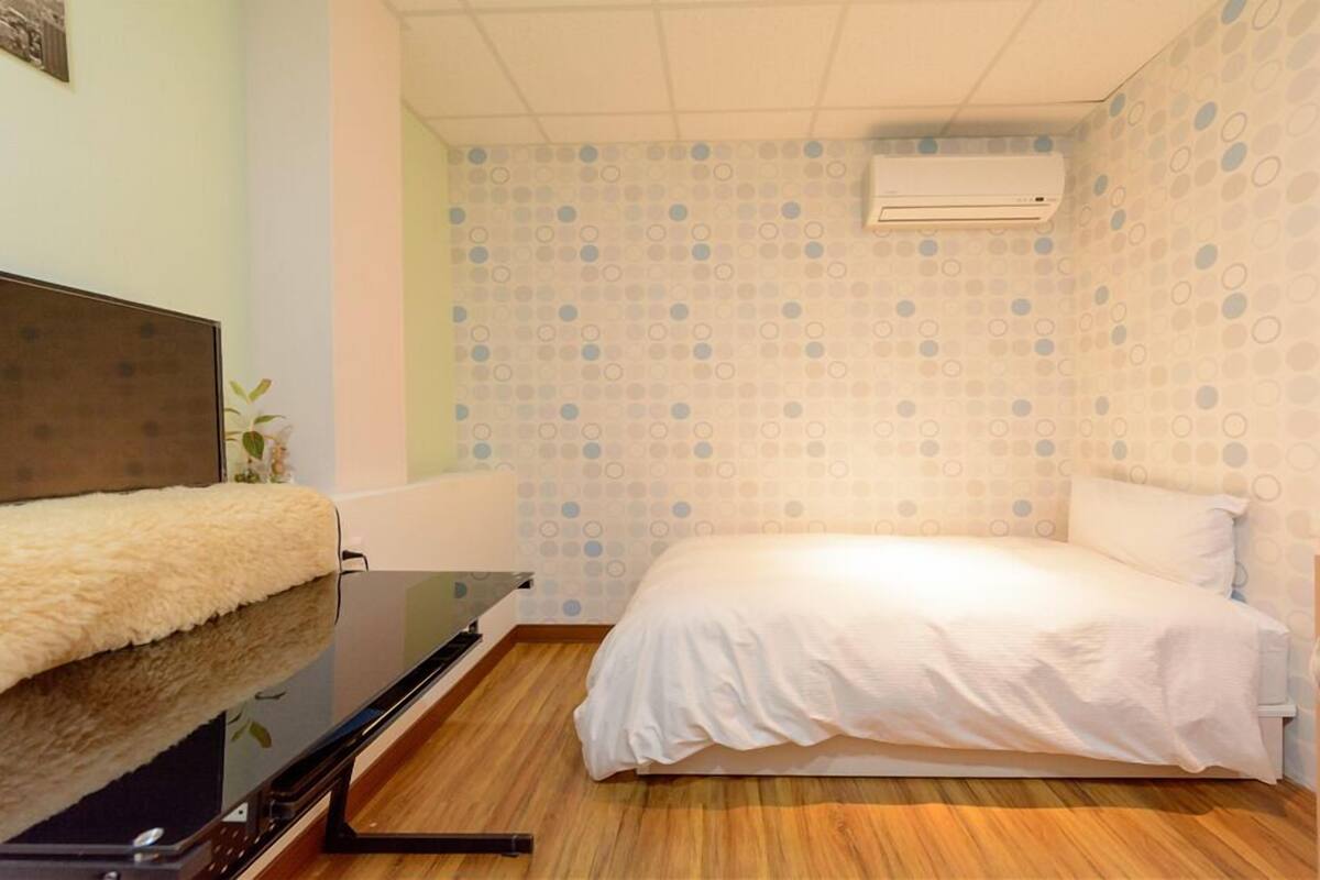 Premium bedding, desk, blackout curtains