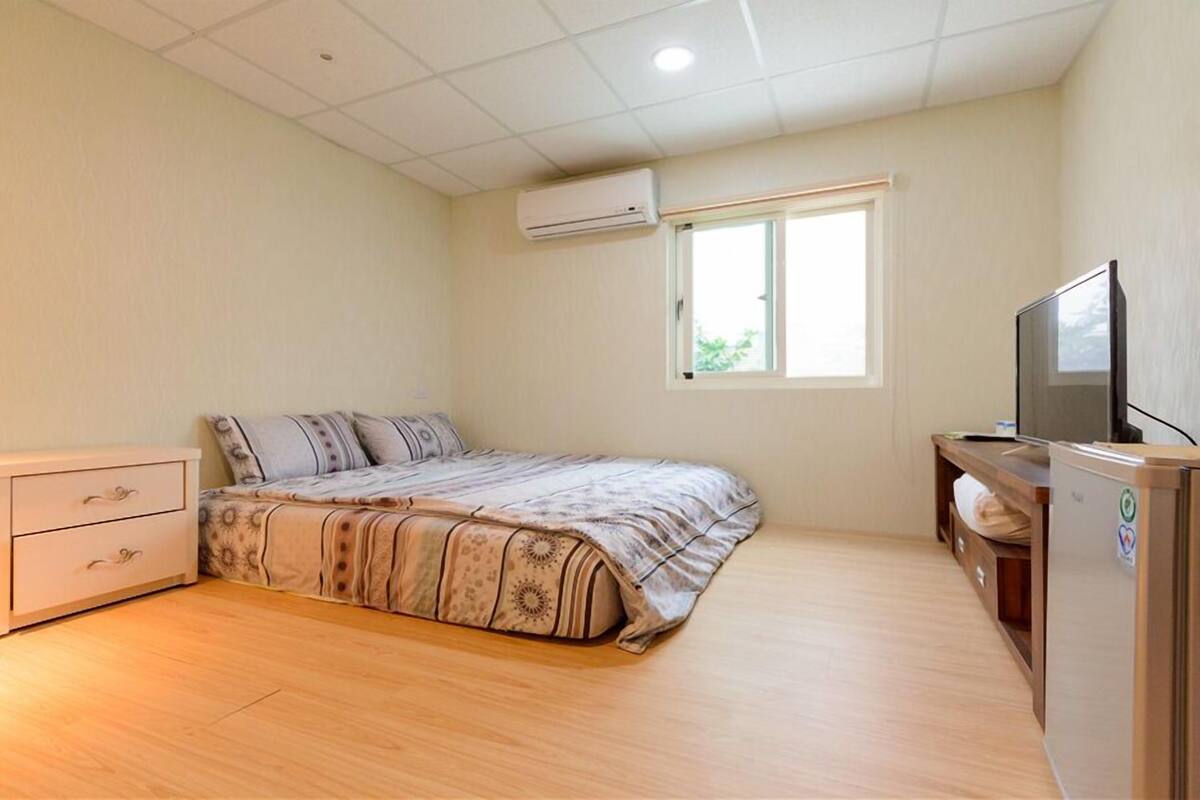 Premium bedding, desk, blackout curtains