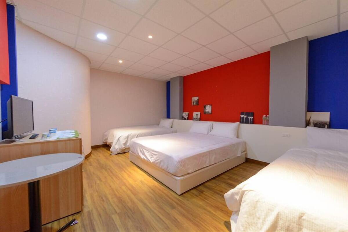 Premium bedding, desk, blackout curtains