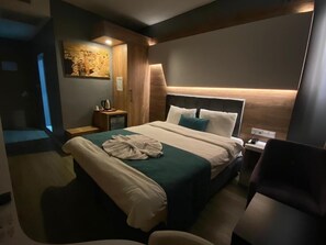Minibar con artículos gratuitos y caja de seguridad en la habitación
