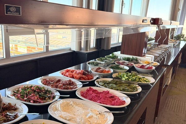2 restaurants; breakfast, lunch, and dinner served