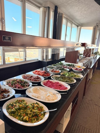 2 restaurants, breakfast, lunch, dinner served; Turkish cuisine. Hotel Bozoogullari