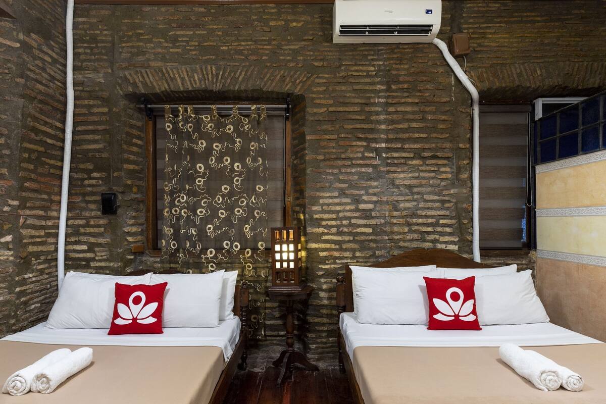 Escriptori, planxa i posts de planxar i llits addicionals