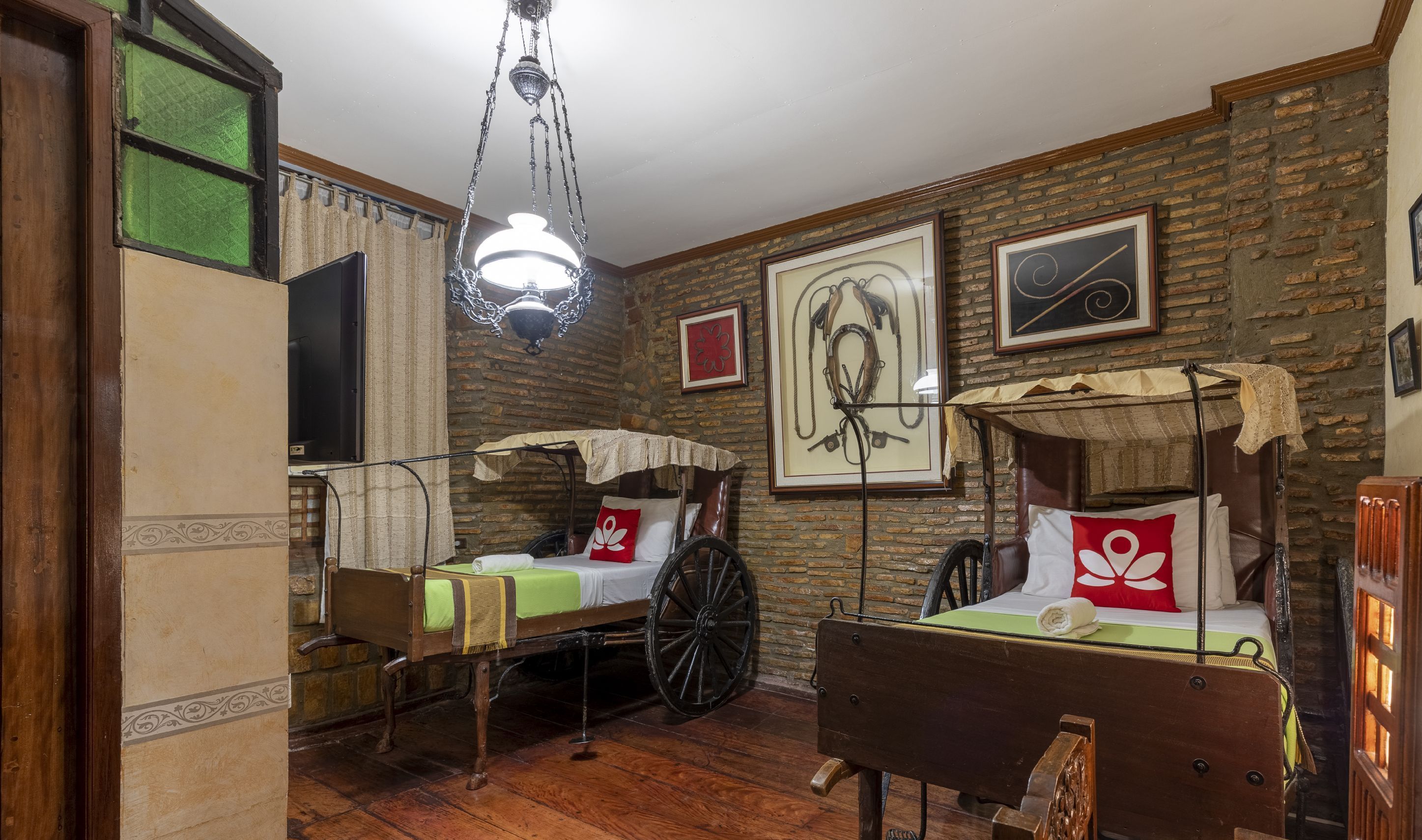 Vigan Room | Desk, iron/ironing board (on request), rollaway beds (surcharge)