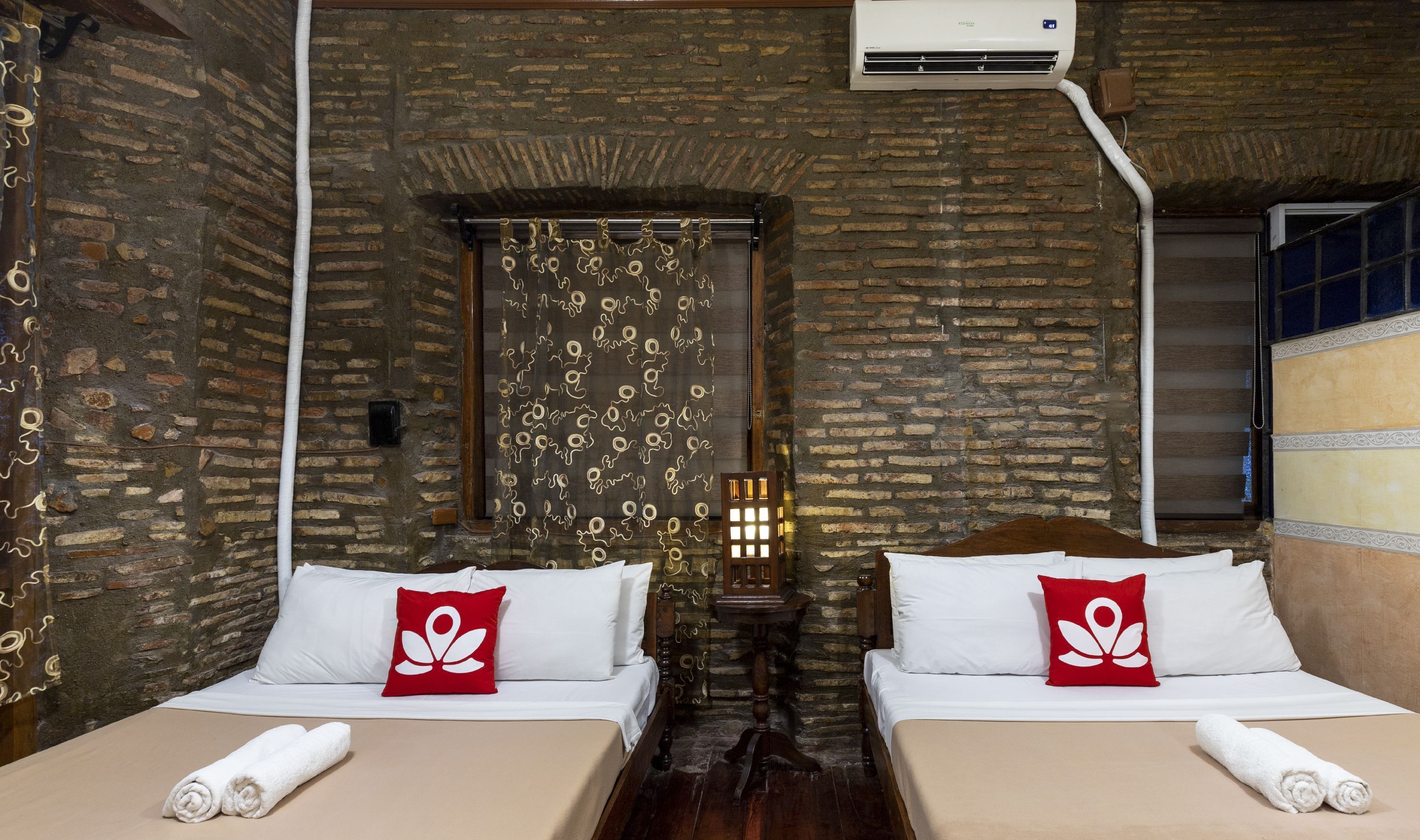 Habitación familiar | Escritorio, tabla de planchar con plancha, camas supletorias