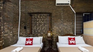 Kamar Keluarga | Meja kerja, setrika/meja setrika, dan tempat tidur lipat/tambahan