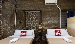 Bureau, fer et planche à repasser, lits pliants/supplémentaires