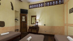 Economy Triple Room | Desk, iron/ironing board, rollaway beds, free WiFi