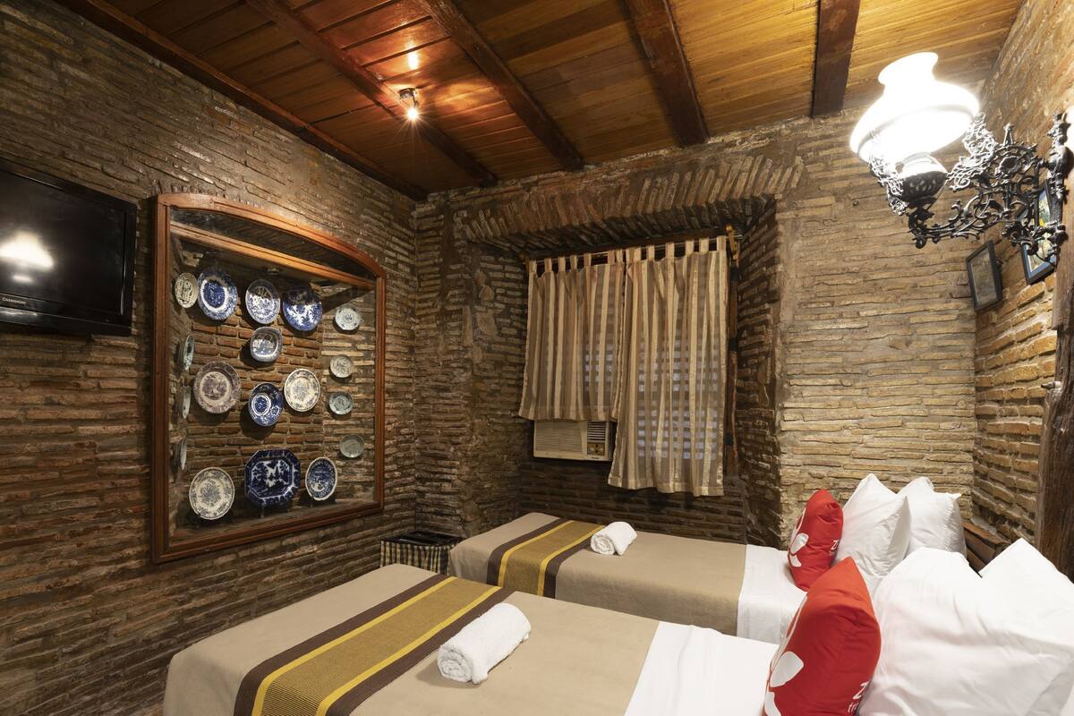 Escriptori, planxa i posts de planxar i llits addicionals