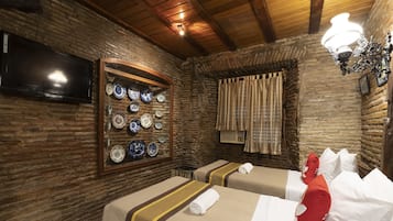 Kamar (Vigan) | Meja kerja, setrika/meja setrika, dan tempat tidur lipat/tambahan